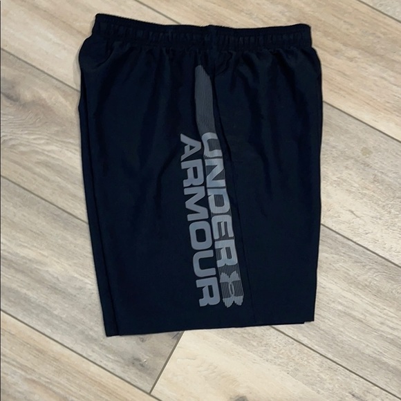 Under Armour Men’s Medium Shorts - Picture 3 of 4